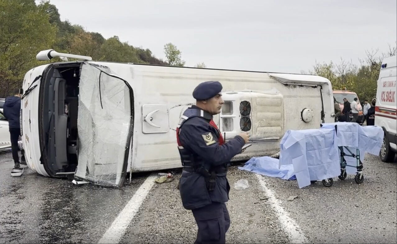 Bartın'da işçileri taşıyan servis devrildi! Ölü ve çok sayıda yaralı var Bartın'da işçileri taşıyan servis devrildi! Ölü ve çok sayıda yaralı var - 1. Resim
