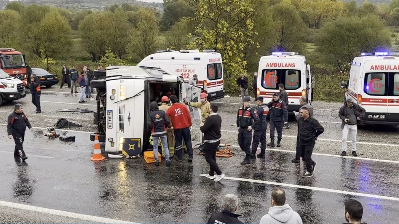 Bartın'da işçileri taşıyan servis devrildi! Ölü ve çok sayıda yaralı var Bartın'da işçileri taşıyan servis devrildi! Ölü ve çok sayıda yaralı var
