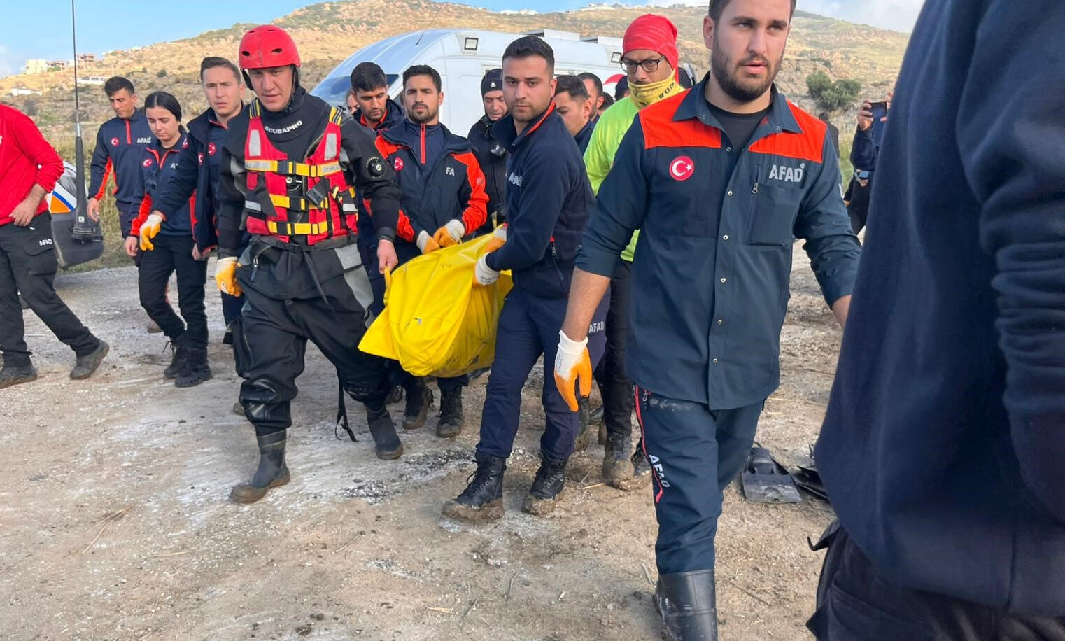 Bülent Kaptanoğlu'nun aracıyla sele kapıldığı anlar ortaya çıktı Bülent Kaptanoğlu'nun aracıyla sele kapıldığı anlar ortaya çıktı - 1. Resim