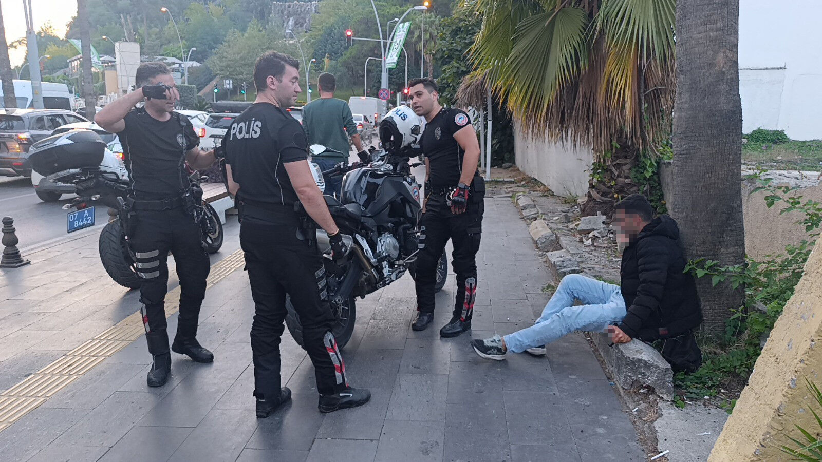 Dolmuş durağında uyuyakaldı, polisler güçlükle uyandırdı! Yaptığı harekete herkes şaşırdı Dolmuş durağında uyuyakaldı, polisler güçlükle uyandırdı! Yaptığı harekete herkes şaşırdı - 3. Resim