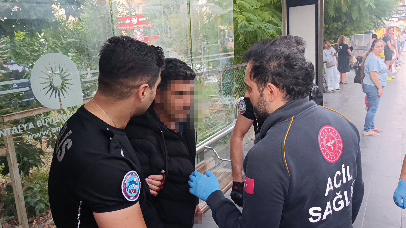 Dolmuş durağında uyuyakaldı, polisler güçlükle uyandırdı! Yaptığı harekete herkes şaşırdı Dolmuş durağında uyuyakaldı, polisler güçlükle uyandırdı! Yaptığı harekete herkes şaşırdı - 2. Resim