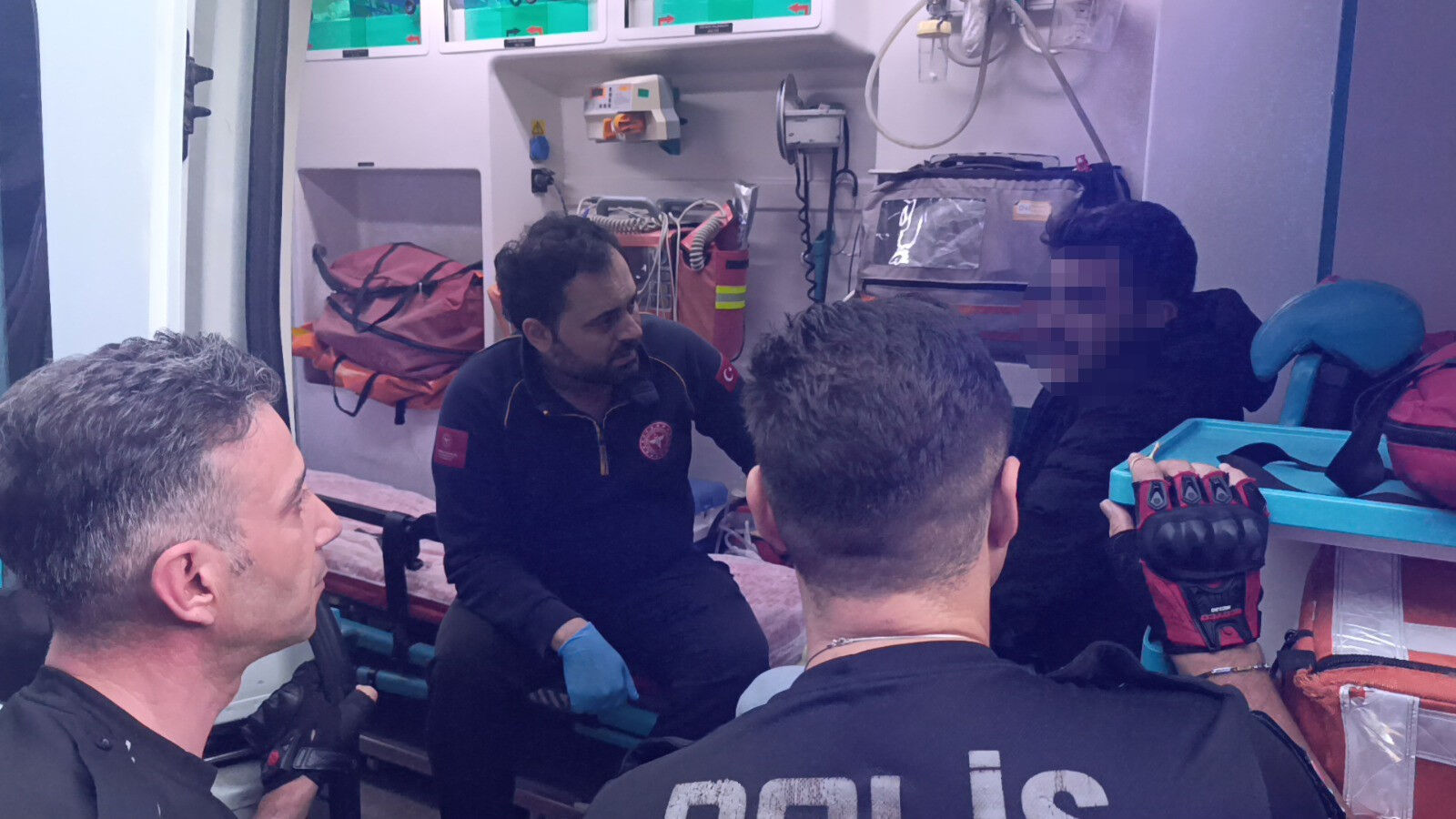 Dolmuş durağında uyuyakaldı, polisler güçlükle uyandırdı! Yaptığı harekete herkes şaşırdı Dolmuş durağında uyuyakaldı, polisler güçlükle uyandırdı! Yaptığı harekete herkes şaşırdı - 1. Resim