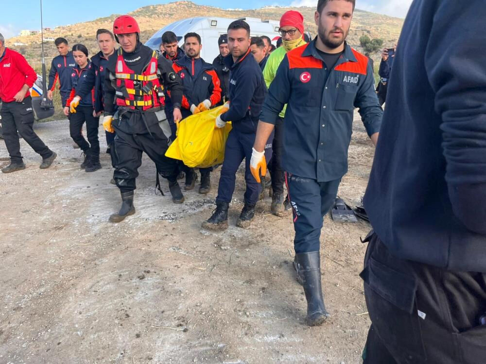 Foça'dan acı haber! Selde kaybolan Bülent Kaptanoğlu'nun cansız bedeni bulundu Foça'dan acı haber! Selde kaybolan Bülent Kaptanoğlu'nun cansız bedeni bulundu - 1. Resim