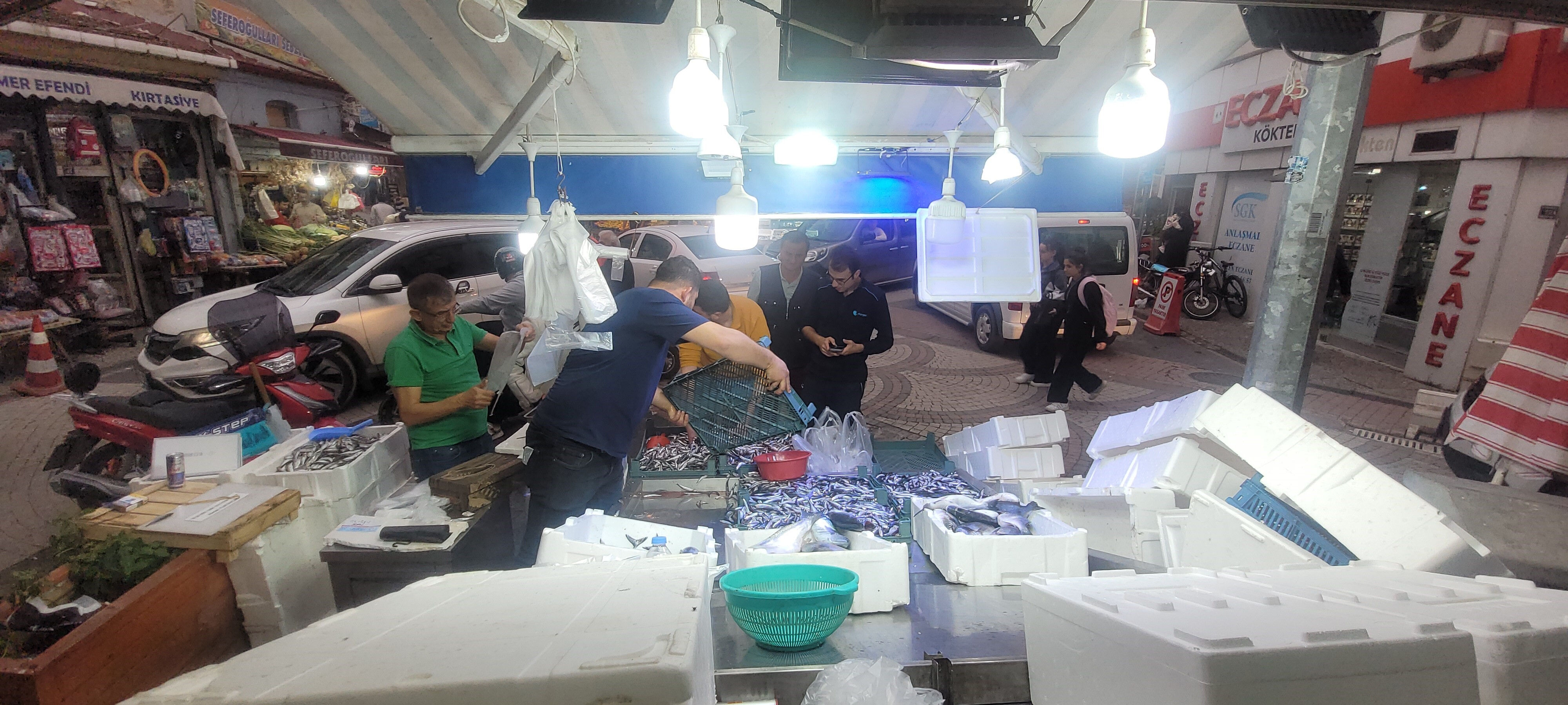 Hamsinin fiyatını duyan balıkçıya koştu! Kapış kapış satılıyor Hamsinin fiyatını duyan balıkçıya koştu! Kapış kapış satılıyor - 2. Resim