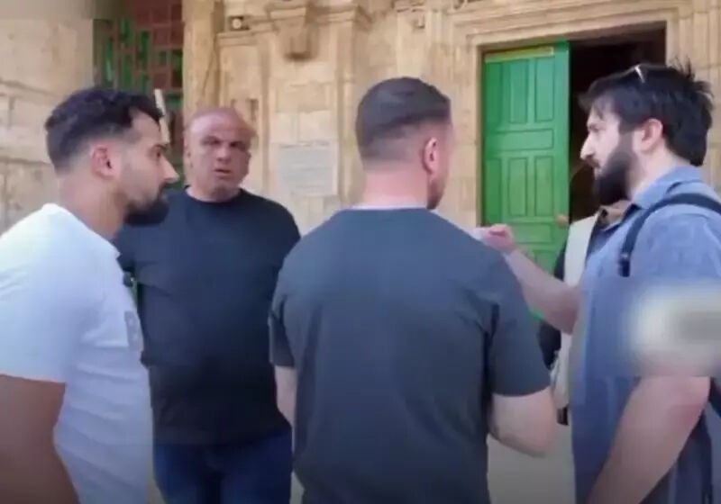 İslam karşıtı Robinson'dan 'Mescid-i Aksa'da provokasyon! Müslümanım dedi ayetleri okuyamayınca yakayı ele verdi İslam karşıtı Robinson'dan 'Mescid-i Aksa'da provokasyon! Müslümanım dedi ayetleri okuyamayınca yakayı ele verdi - 1. Resim