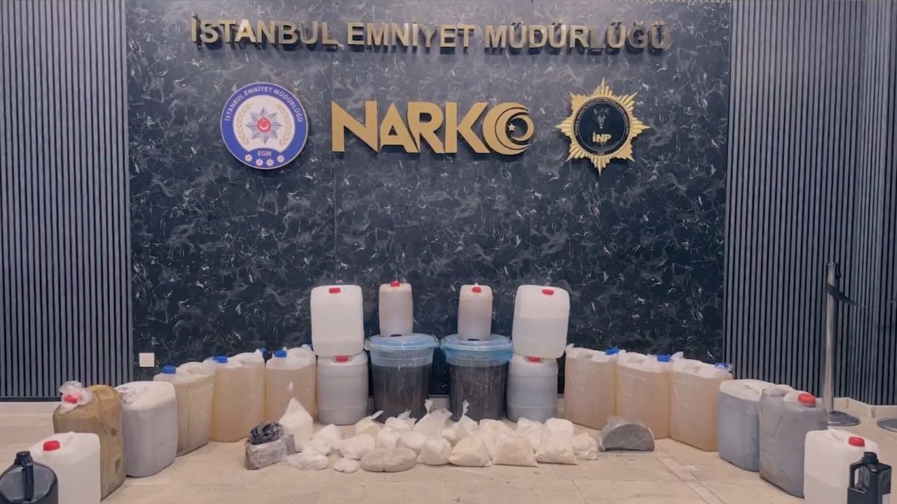 İstanbul'da büyük operasyon! 1 milyon hap, kilolarca uyuşturucu ele geçirildi İstanbul'da büyük operasyon! 1 milyon hap, kilolarca uyuşturucu ele geçirildi