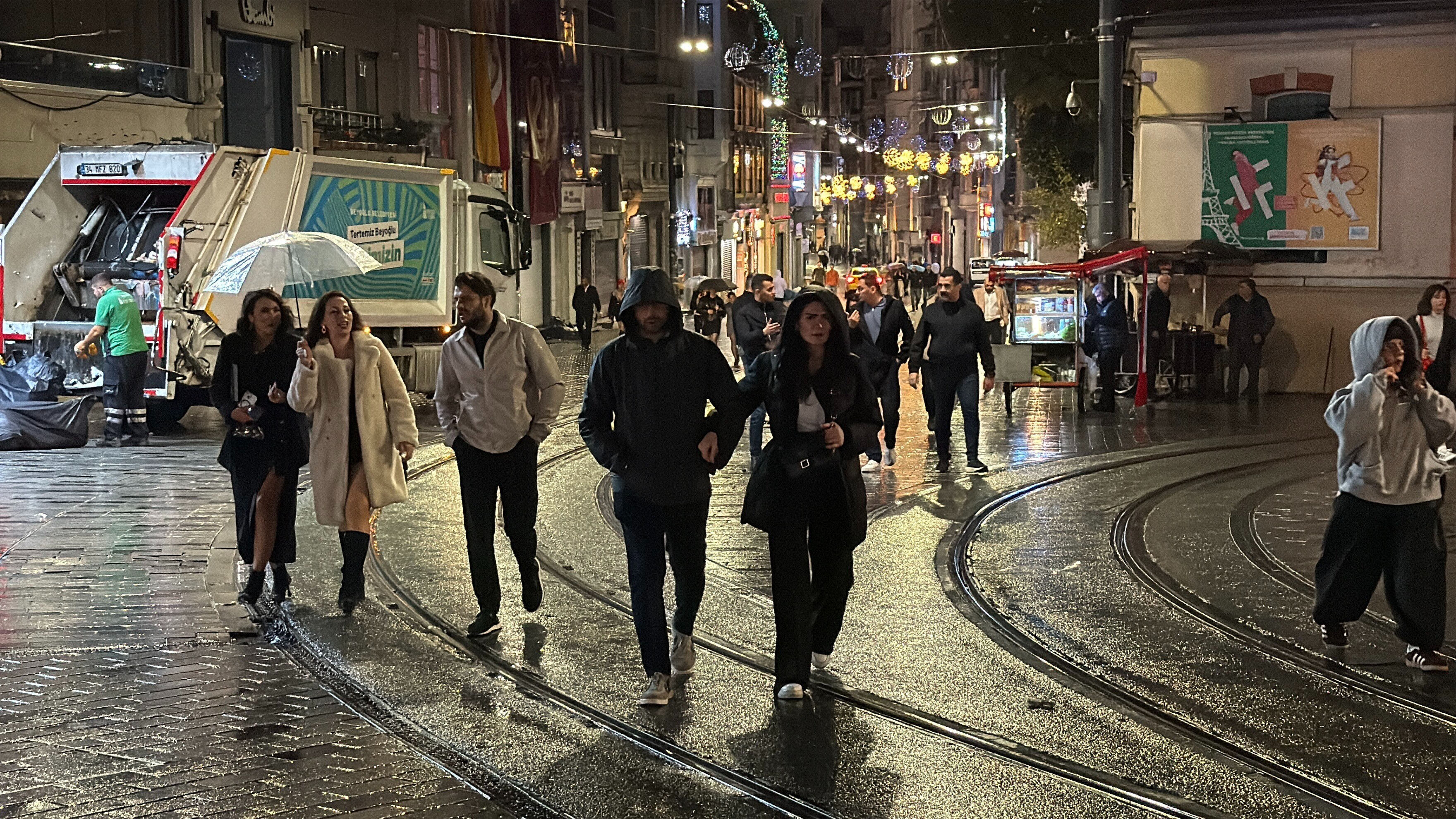 İstanbul'da kuvvetli sağanak! Geceyi şimşekler aydınlattı İstanbul'da kuvvetli sağanak! Geceyi şimşekler aydınlattı - 1. Resim