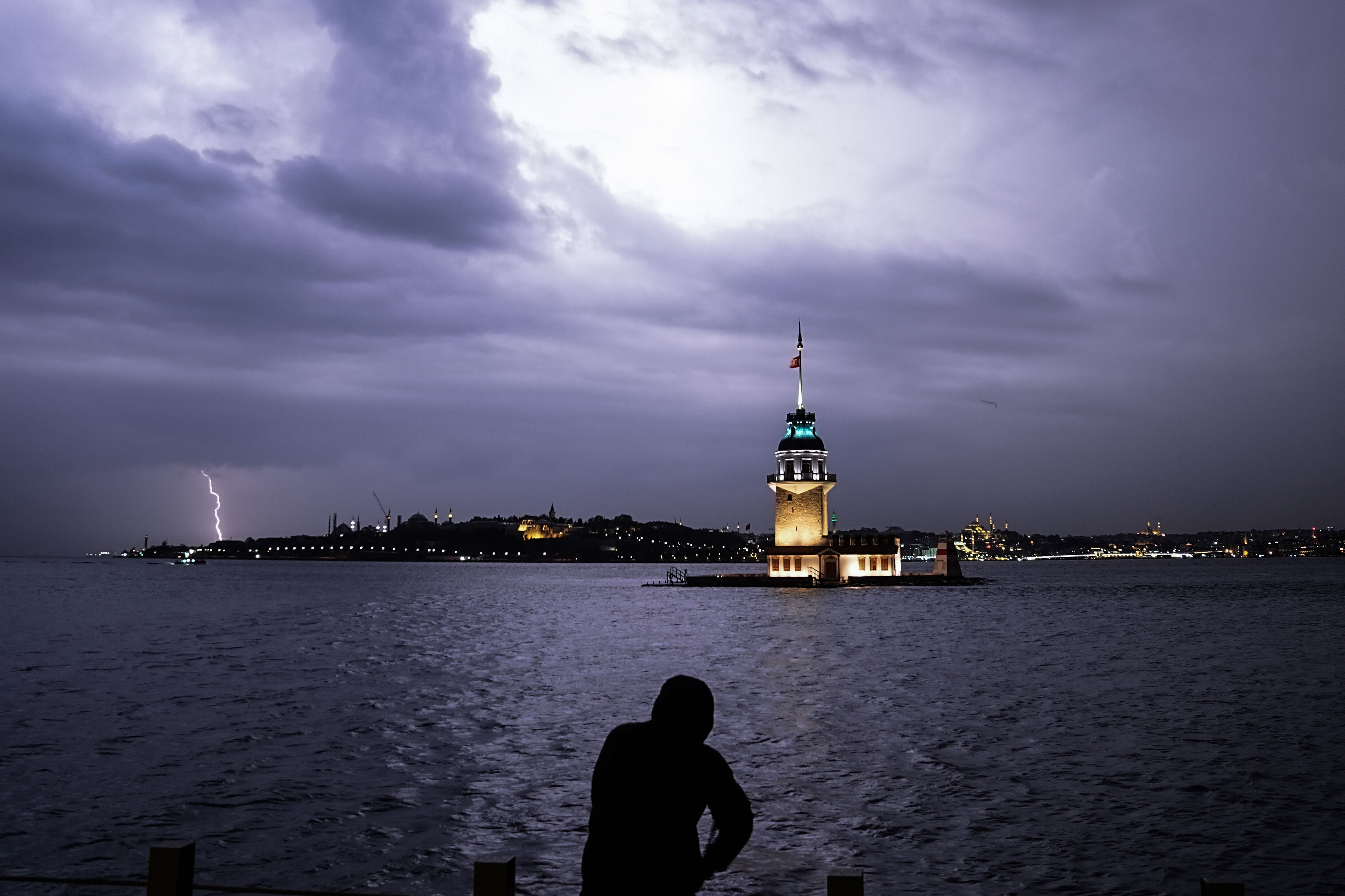 İstanbul'da kuvvetli sağanak! Geceyi şimşekler aydınlattı İstanbul'da kuvvetli sağanak! Geceyi şimşekler aydınlattı - 2. Resim