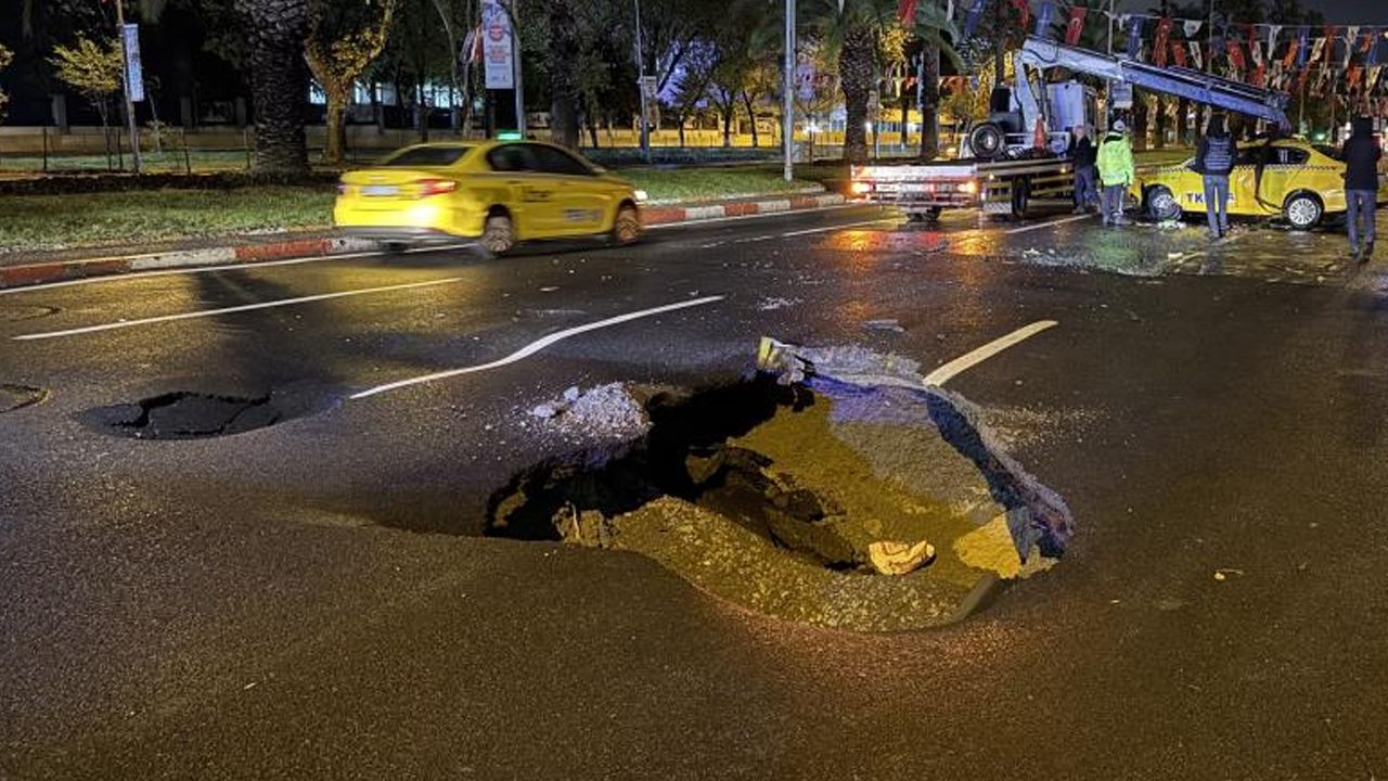 İstanbul'da sağanak etkisi! Vatan Caddesi'nde yol çöktü İstanbul'da sağanak etkisi! Vatan Caddesi'nde yol çöktü
