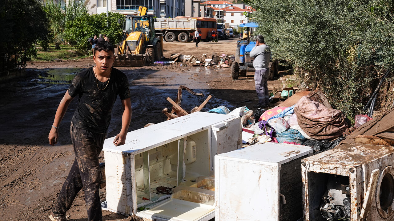 İstanbul'da sıcaklık 17 dereceye düşecek: Meteoroloji son raporunu paylaştı! Yeni yağış dalgası pazartesi kapıda İzmir'in Foça ilçesinde sağanak ve şiddetli yağış nedeniyle oluşan selin yaraları sarılıyor. Selin oluşturduğu hasarın gideril