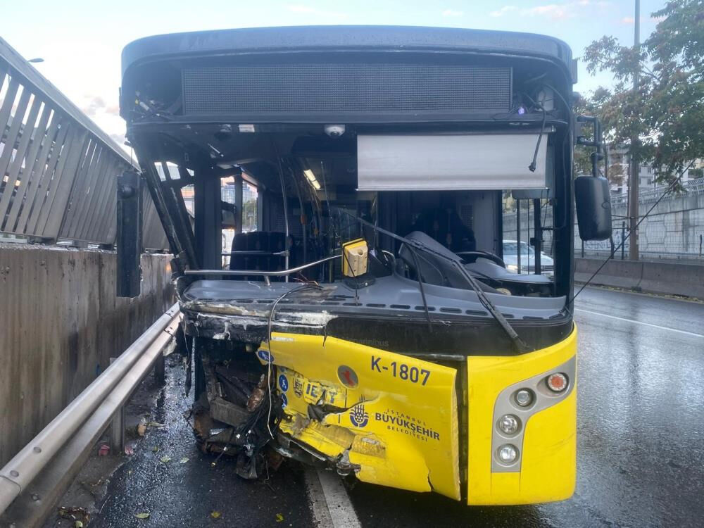 Kadıköy'de İETT otobüsü bariyerlere çarptı, şoför alkollü çıktı! 2 yaralı Kadıköy'de İETT otobüsü bariyerlere çarptı, şoför alkollü çıktı! 2 yaralı - 1. Resim