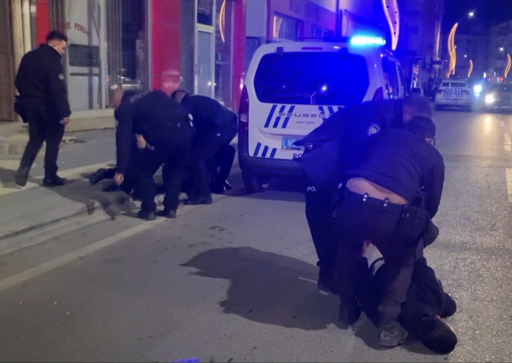 Mekan basma, polise mukavemet, gazetecilere saldırı! Aksaray'da 'eşime küfür ettin' kavgası ortalığı karıştırdı Mekan basma, polise mukavemet, gazetecilere saldırı! Aksaray'da 'eşime küfür ettin' kavgası ortalığı karıştırdı - 2. Resim