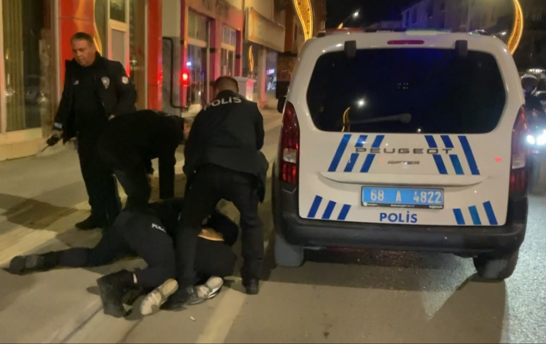 Mekan basma, polise mukavemet, gazetecilere saldırı! Aksaray'da 'eşime küfür ettin' kavgası ortalığı karıştırdı Mekan basma, polise mukavemet, gazetecilere saldırı! Aksaray'da 'eşime küfür ettin' kavgası ortalığı karıştırdı - 1. Resim