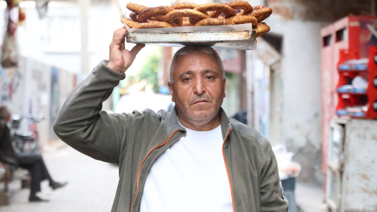 Simit tezgahından memur masasına! KPSS'de 14 yıllık azim, atamayla sonuçlandı Simit tezgahından memur masasına! KPSS'de 14 yıllık azim, atamayla sonuçlandı