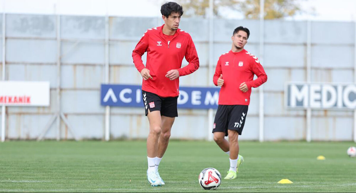 Sivasspor'da kafa karıştıran gelişme: Osman Zeki Korkmaz idmana çıkmadı Sivasspor'da kafa karıştıran gelişme: Osman Zeki Korkmaz idmana çıkmadı - 2. Resim