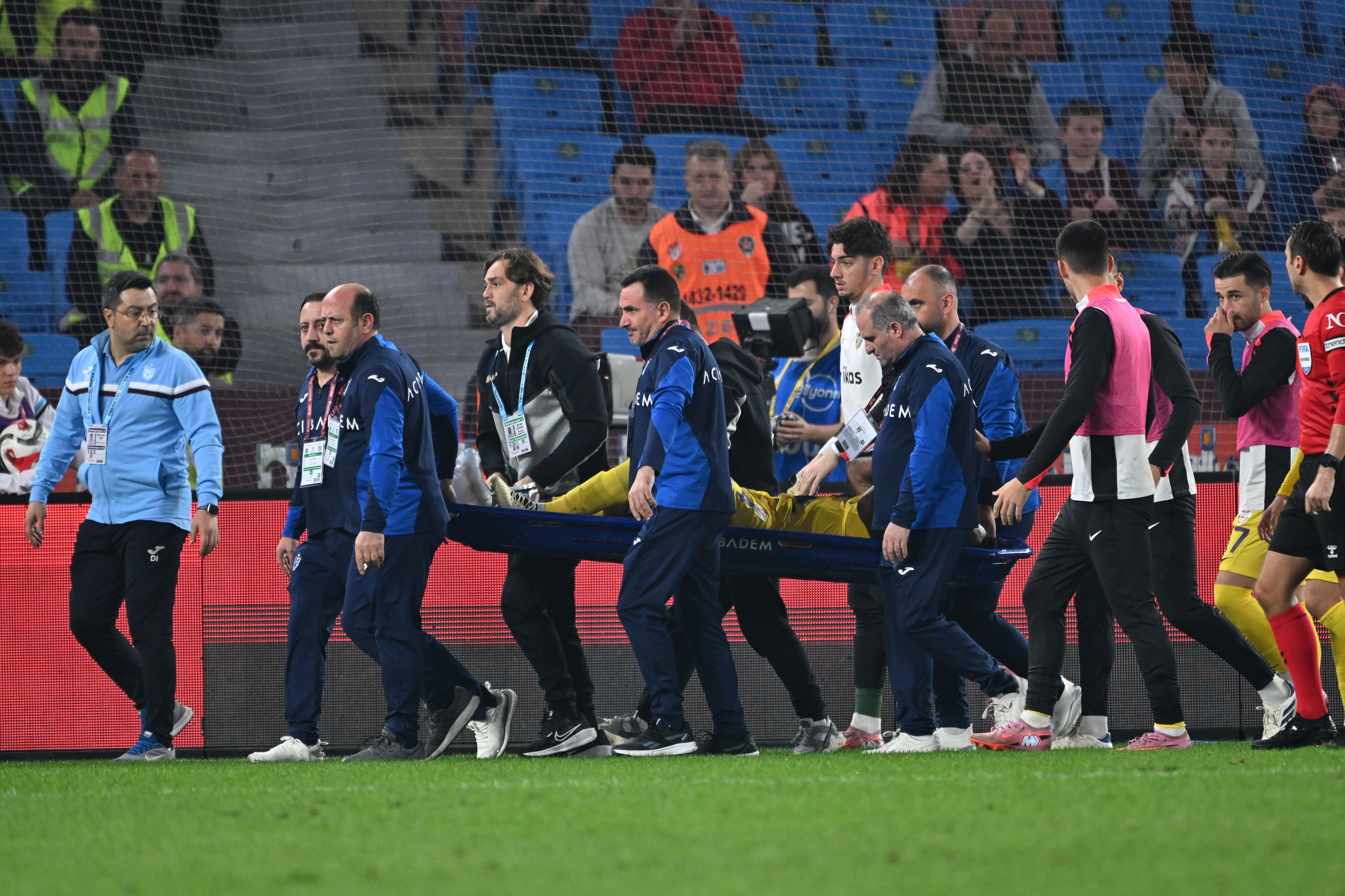 Trabzonspor-Eyüpspor maçında korku dolu anlar! Deneyimli ismin ayağı kırıldı... Trabzonspor-Eyüpspor maçında korku dolu anlar! Deneyimli ismin ayağı kırıldı... - 1. Resim