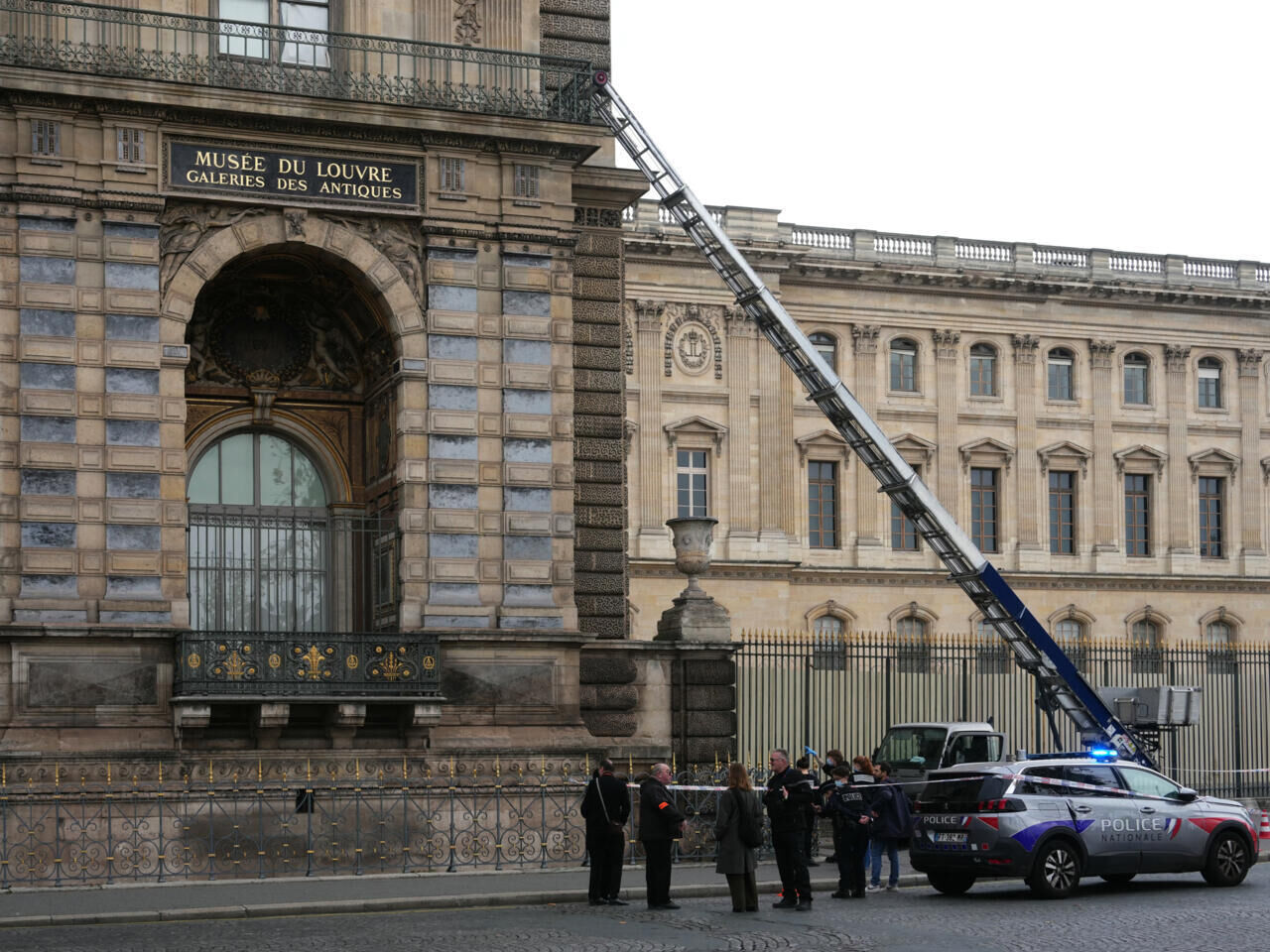 Yüzyılın soygununda yeni gelişme! Louvre’un çalınmayan mücevherleri Merkez Bankası’na taşındı Yüzyılın soygununda yeni gelişme! Louvre’un çalınmayan mücevherleri Merkez Bankası’na taşındı - 2. Resim