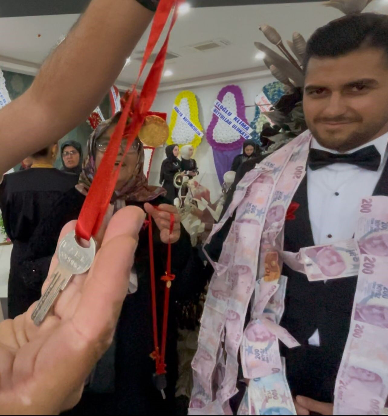 Antalya'da düğün davetlileri şoke oldu! Damada takılanlar ağızları açık bıraktı: arsa, ev, araba... Antalya'da düğün davetlileri şoke oldu! Damada takılanlar ağızları açık bıraktı: arsa, ev, araba... - 1. Resim