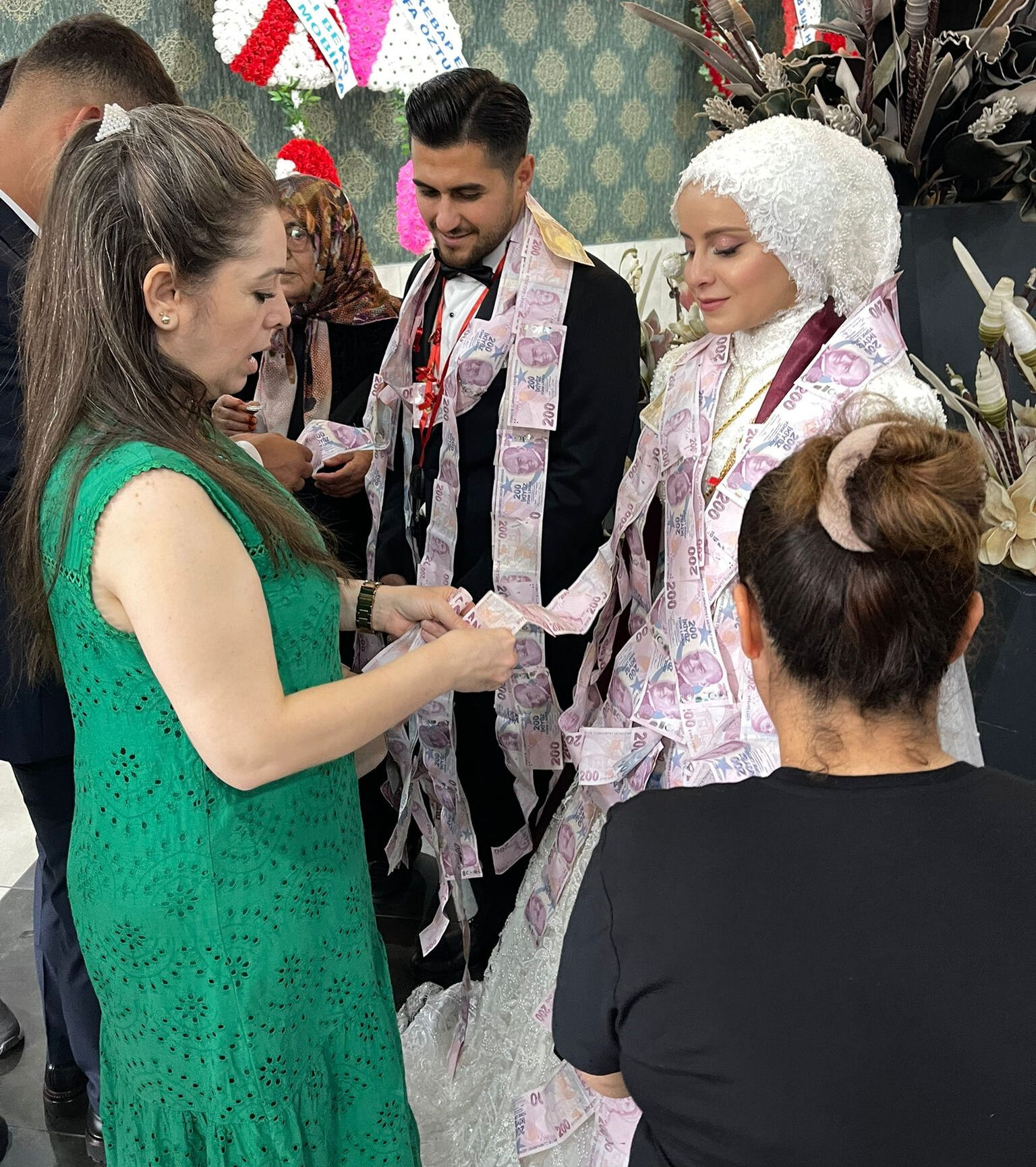 Antalya'da düğün davetlileri şoke oldu! Damada takılanlar ağızları açık bıraktı: arsa, ev, araba... Antalya'da düğün davetlileri şoke oldu! Damada takılanlar ağızları açık bıraktı: arsa, ev, araba... - 2. Resim
