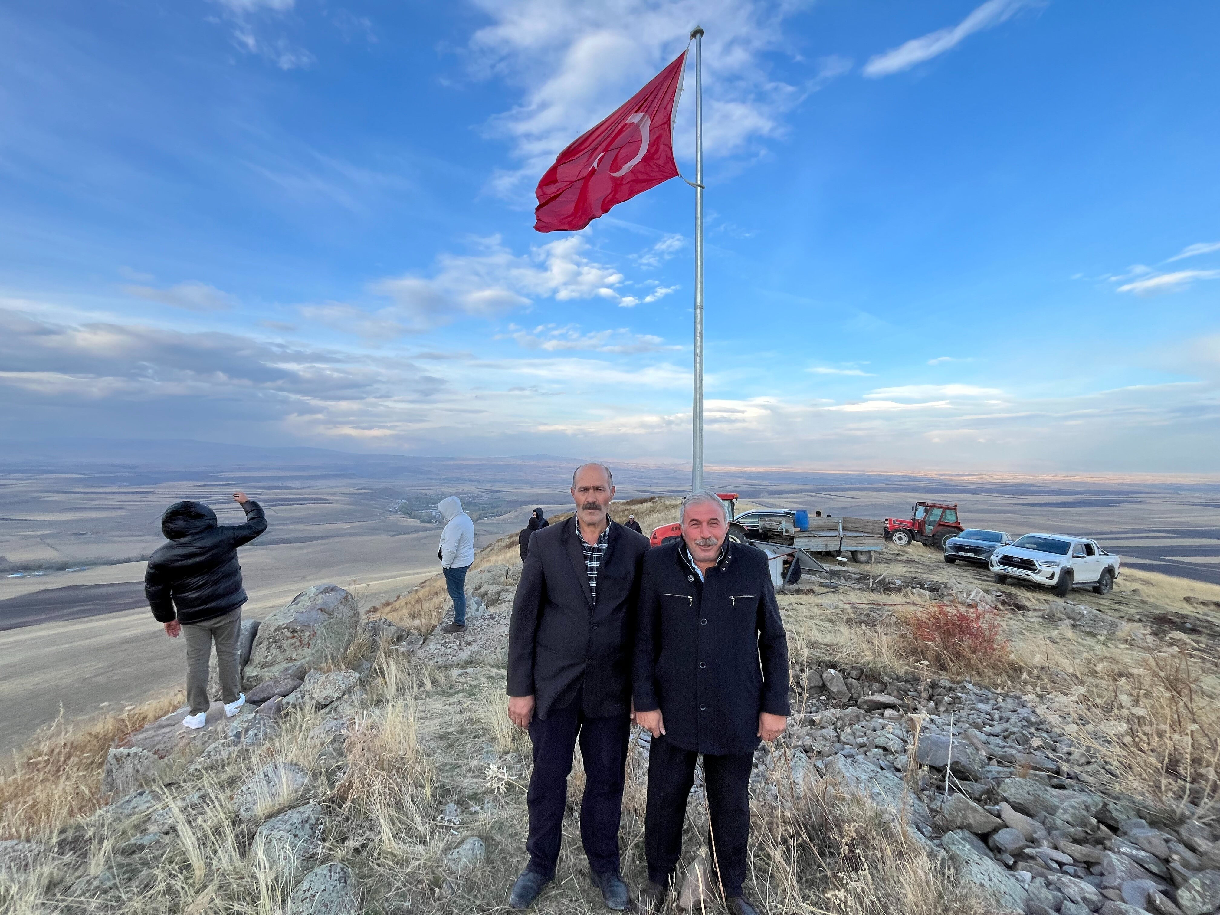 Bir köyün 20 yıllık hayali gerçek oldu! Ermenistan sınırına Türk bayrağı diktiler Bir köyün 20 yıllık hayali gerçek oldu! Ermenistan sınırına Türk bayrağı diktiler - 1. Resim