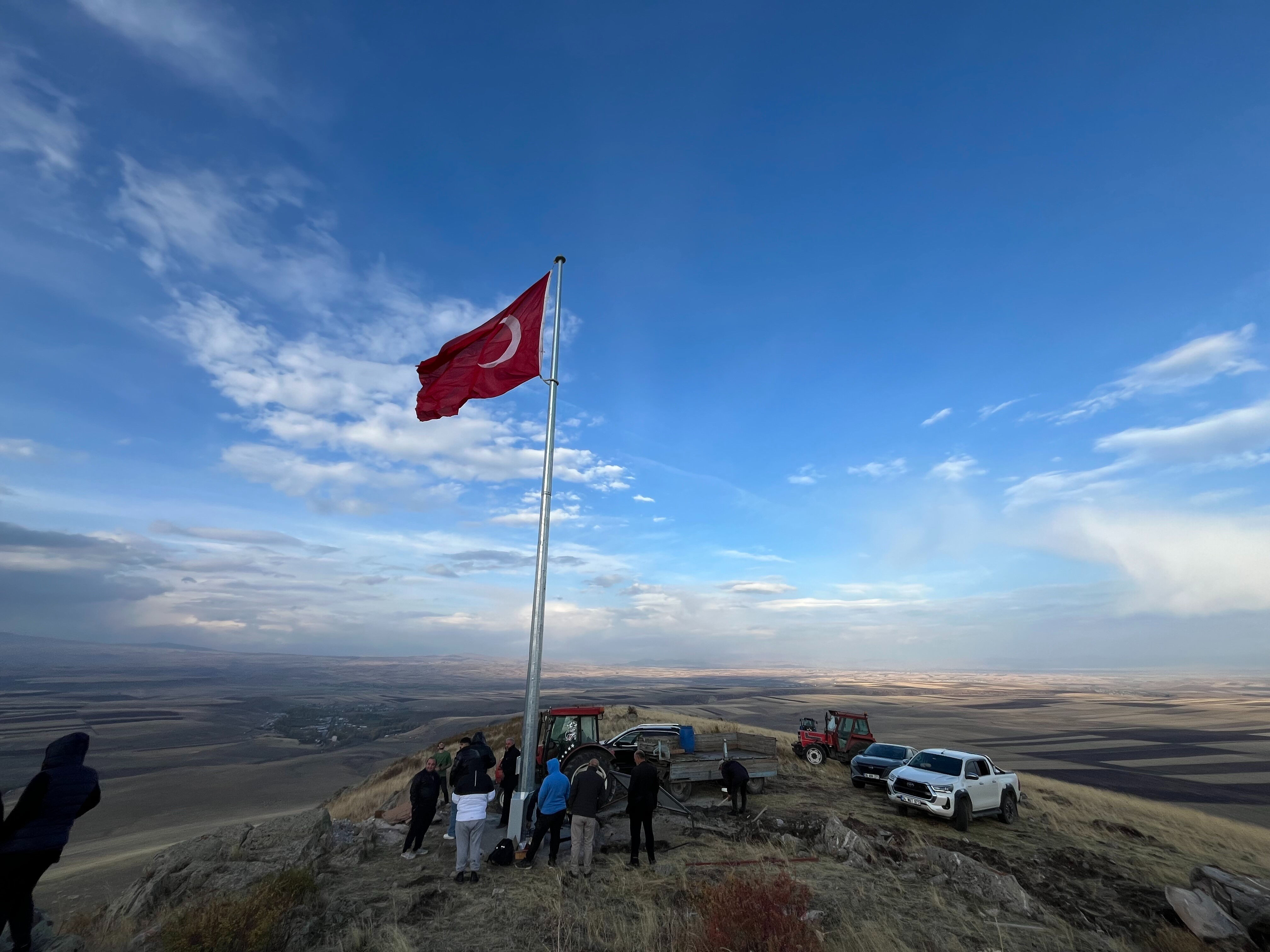 Bir köyün 20 yıllık hayali gerçek oldu! Ermenistan sınırına Türk bayrağı diktiler Bir köyün 20 yıllık hayali gerçek oldu! Ermenistan sınırına Türk bayrağı diktiler - 2. Resim