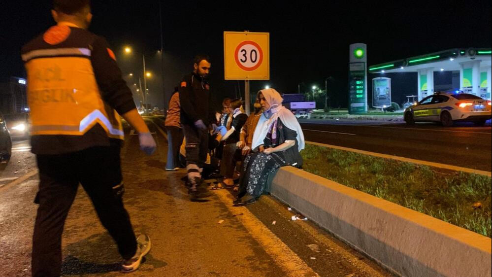 Bursa'da can pazarı! Zincirleme kaza oldu, çok sayıda yaralı var Bursa'da can pazarı! Zincirleme kaza oldu, çok sayıda yaralı var - 1. Resim