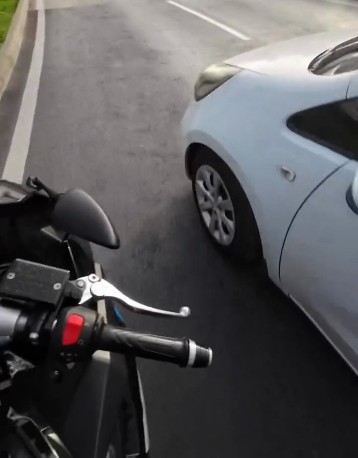 Bursa'da otomobil tehlike saçtı, motorcu sinir krizi geçirdi: Hak edene, hak ettiğini vereceksin Bursa'da otomobil tehlike saçtı, motorcu sinir krizi geçirdi: Hak edene, hak ettiğini vereceksin - 1. Resim