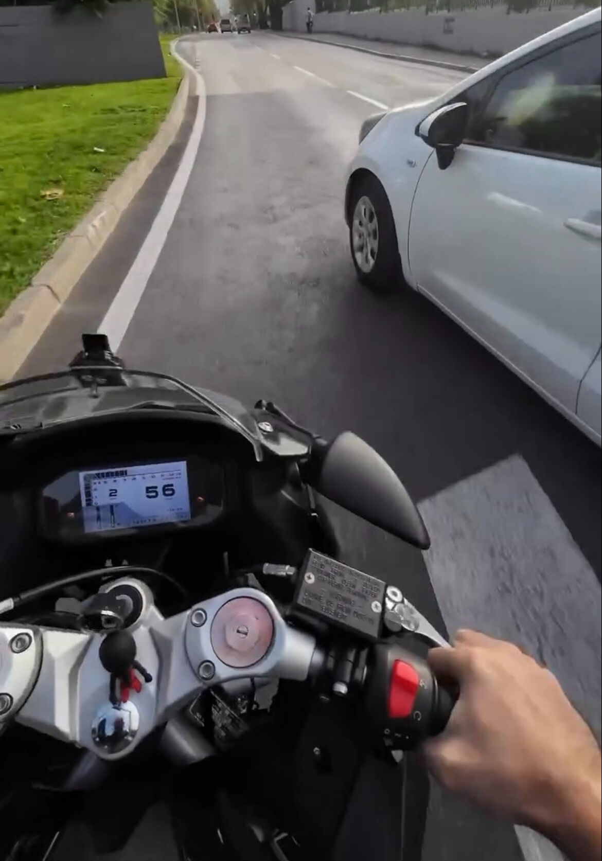 Bursa'da otomobil tehlike saçtı, motorcu sinir krizi geçirdi: Hak edene, hak ettiğini vereceksin Bursa'da otomobil tehlike saçtı, motorcu sinir krizi geçirdi: Hak edene, hak ettiğini vereceksin - 2. Resim