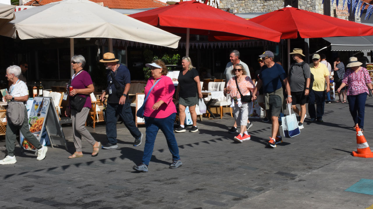 Dev gemi limana demir attı: ABD'li turistler ilçeye akın etti! Dev gemi limana demir attı: ABD'li turistler ilçeye akın etti! - 2. Resim