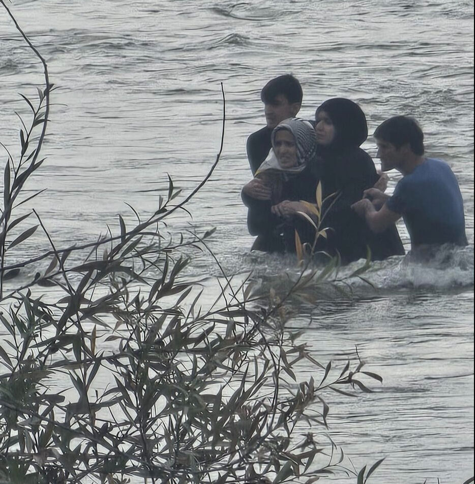 Elazığ'da nehirde korku dolu anlar! Akıntının ortasında sarılarak hayatta kaldılar Elazığ'da nehrin ortasında korku dolu anlar! Akıntının ortasında sarılarak hayatta kaldılar - 1. Resim