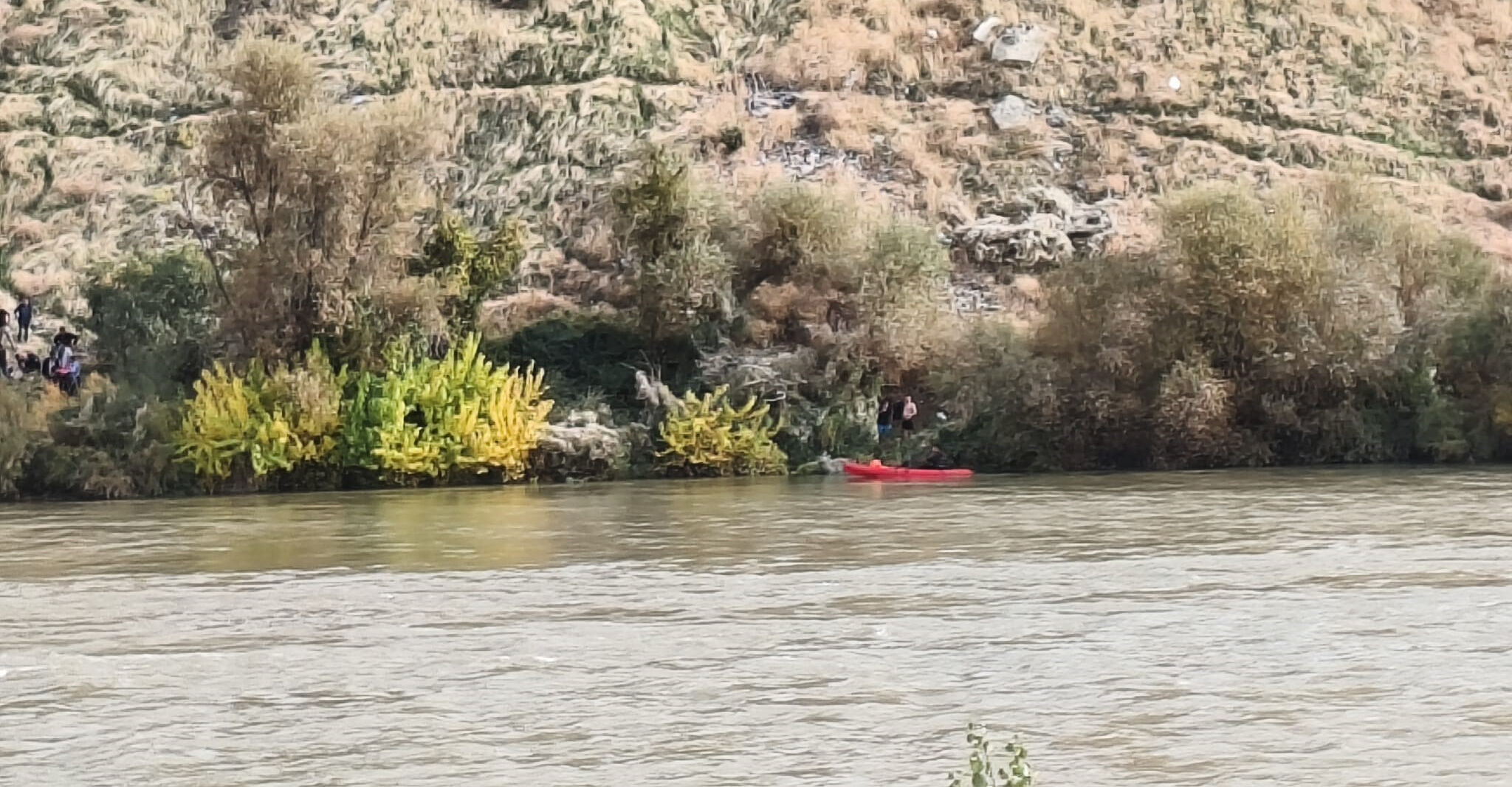 Elazığ'da nehirde korku dolu anlar! Akıntının ortasında sarılarak hayatta kaldılar Elazığ'da nehrin ortasında korku dolu anlar! Akıntının ortasında sarılarak hayatta kaldılar - 2. Resim