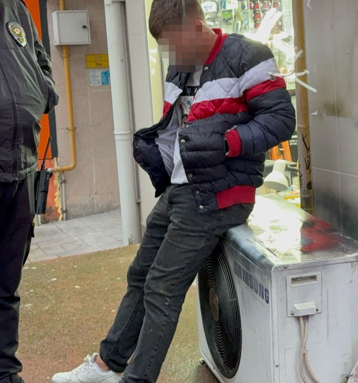 Hırsızlık için girdiği dükkanda uyuyakaldı! İlk vukuatı değilmiş Hırsızlık için girdiği dükkanda uyuyakaldı! İlk vukuatı değilmiş - 2. Resim