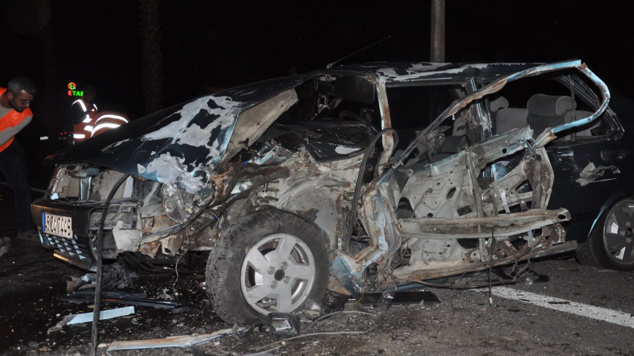 İzmir'de feci kaza! 2 aracın çarpışmasında ortalık kan gölüne döndü İzmir'de feci kaza! 2 aracın çarpışmasında ortalık kan gölüne döndü