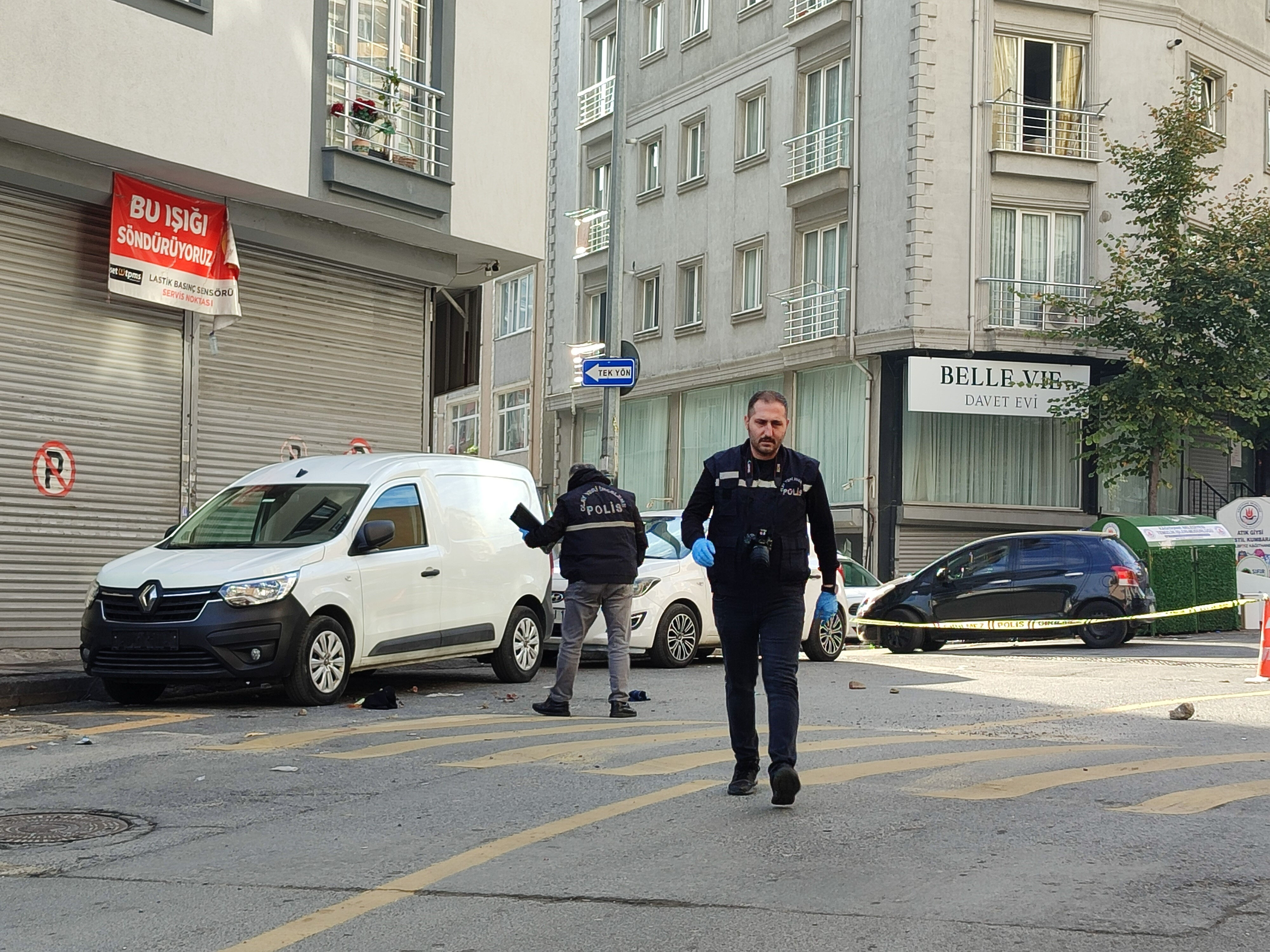 Kağıthane'de sokak ortasında dehşet! Defalarca ateş ederek Nilay Kotan'ı katletti Kağıthane'de sokak ortasında dehşet!  Defalarca ateş ederek Nilay Kotan'ı katletti - 2. Resim