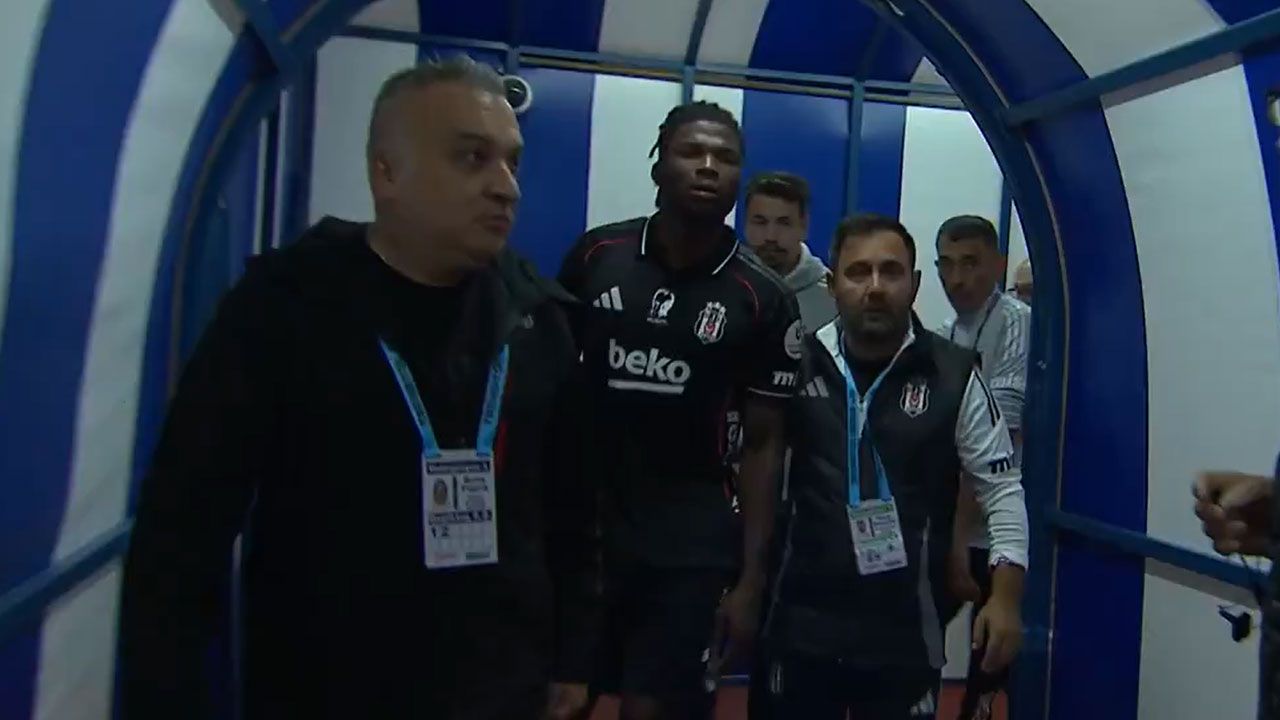Kasımpaşa - Beşiktaş maçında ilginç an: Oyun devam ederken soyunma odasına koştu Kasımpaşa - Beşiktaş maçında ilginç an: Oyun devam ederken soyunma odasına koştu
