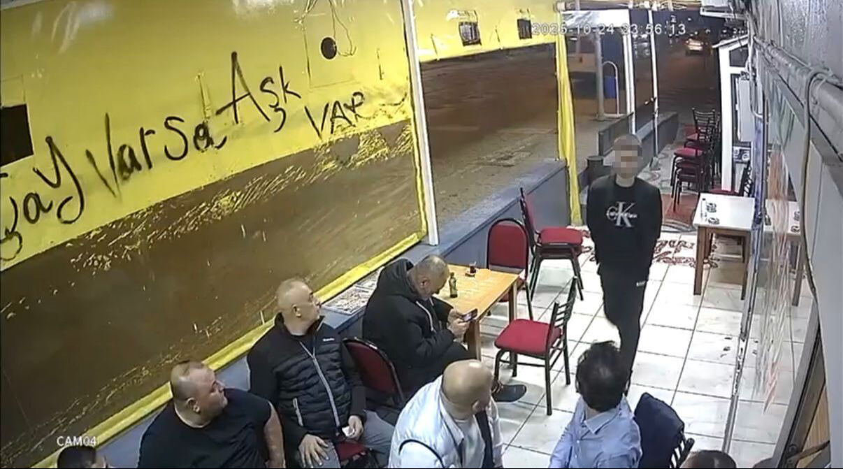 Kocaeli'de çay ocağında dehşet! Elini kolunu sallayarak geldi, kurşun yağdırdı Kocaeli'de çay ocağında dehşet! Elini kolunu sallayarak geldi, ateş yağdırdı - 2. Resim