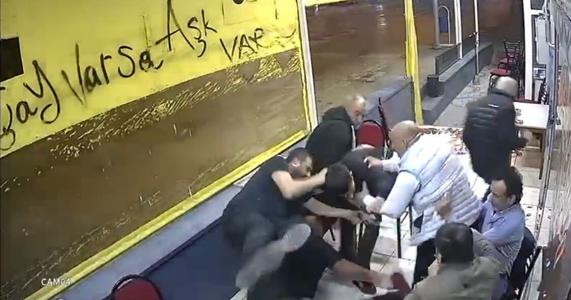 Kocaeli'de çay ocağında dehşet! Elini kolunu sallayarak geldi, kurşun yağdırdı Kocaeli'de çay ocağında dehşet! Elini kolunu sallayarak geldi, ateş yağdırdı - 3. Resim