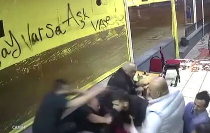 Kocaeli'de çay ocağında dehşet! Elini kolunu sallayarak geldi, kurşun yağdırdı Kocaeli'de çay ocağında dehşet! Elini kolunu sallayarak geldi, ateş yağdırdı - 1. Resim