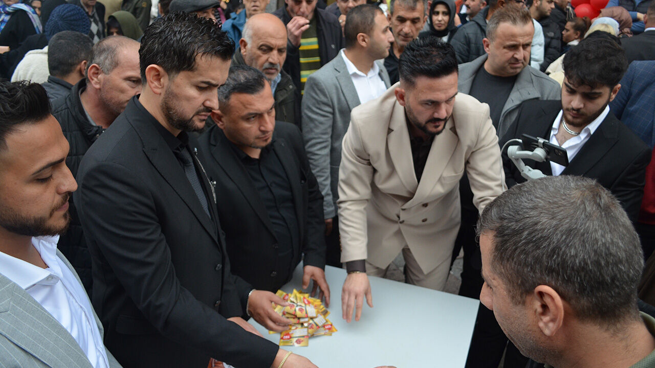 Kuyumcu açılışında bedava altın dağıtıldı! Duyan oraya koştu Kuyumcu açılışında bedava altın dağıtıldı! Duyan oraya koştu - 1. Resim