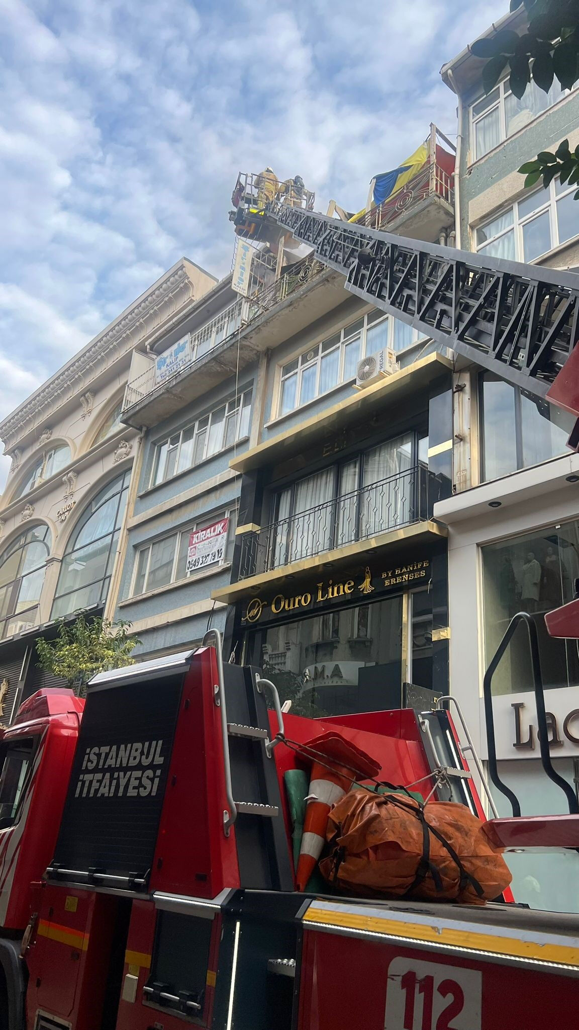 Şişli'de apartman yangını! Bir kişi yanarak öldü Şişli'de apartman yangını! Bir kişi yanarak öldü - 1. Resim
