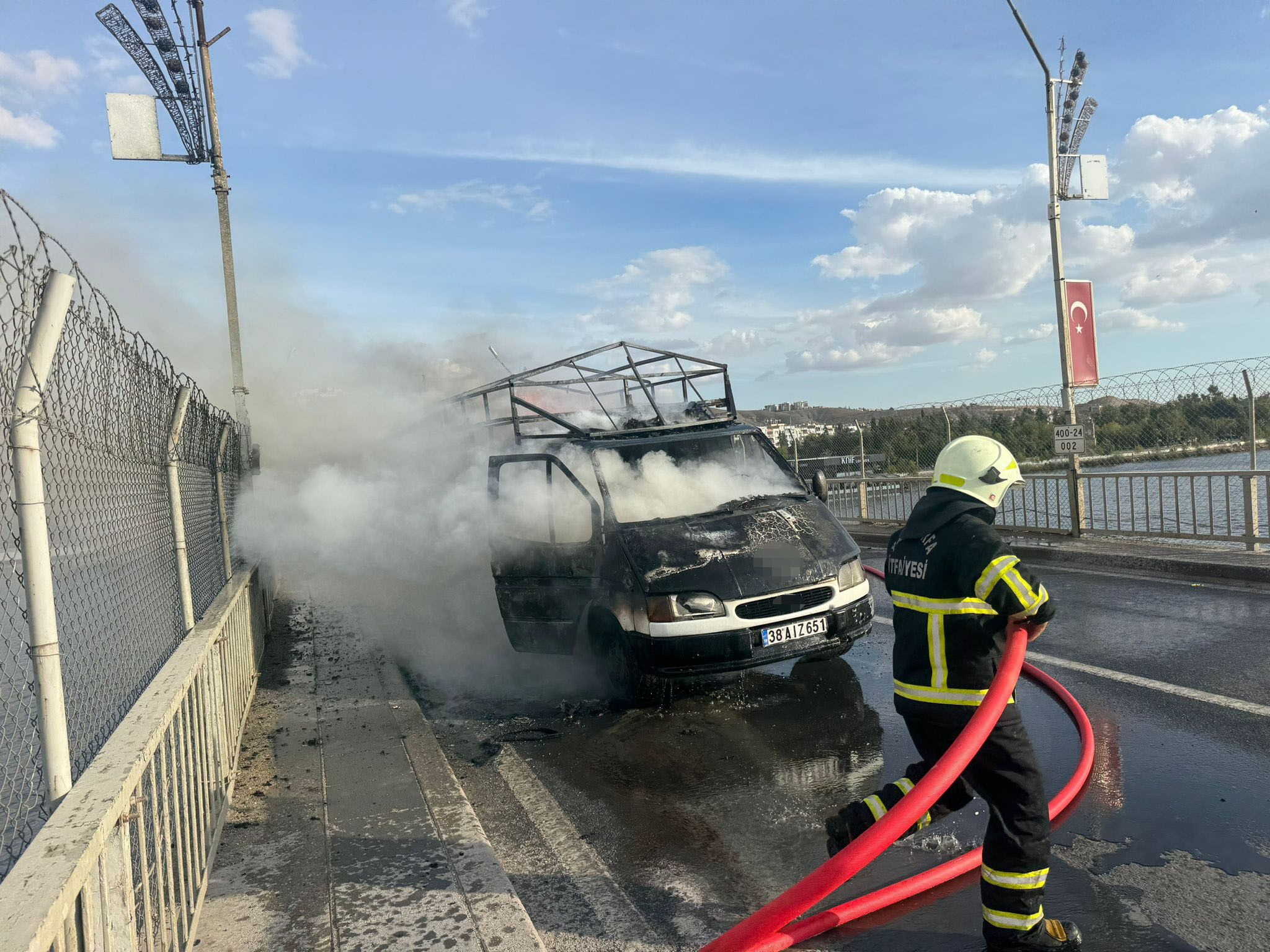 Sürücünün ensesinde hissettiği sıcaklık hayatlarını kurtardı Sürücünün ensesinde hissettiği sıcaklık hayatlarını kurtardı - 3. Resim