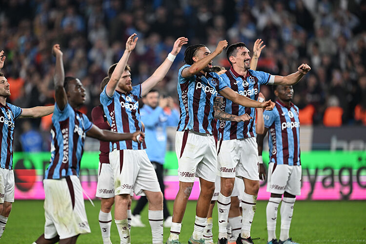 Trabzonspor evinde Eyüpspor'u yendi, üst üste dördüncü maçını kazandı! Şiddetli fırtına  Trabzonspor evinde Eyüpspor'u yendi, üst üste dördüncü maçını kazandı! Şiddetli fırtına  - 2. Resim