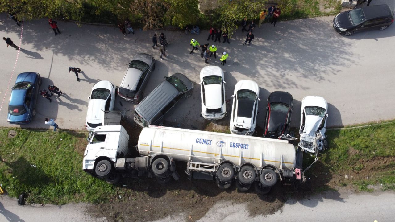Yağ tankeri araçların üzerine devrildi! Hasar büyük Yağ tankeri araçların üzerine devrildi! Hasar büyük