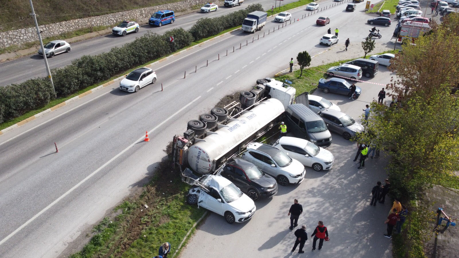 Yağ tankeri araçların üzerine devrildi! Hasar büyük Yağ tankeri araçların üzerine devrildi! Hasar büyük - 1. Resim