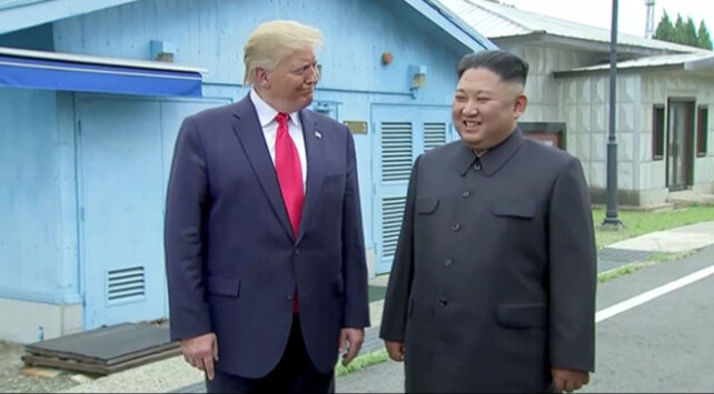 Ziyaretiyle adını ABD tarihine yazdırmıştı... Trump, 7 yıl sonra Kim Jong-un'la yeniden sahnede! Ziyaretiyle adını ABD tarihine yazdırmıştı... Trump, 7 yıl sonra Kim Jong-un'la yeniden sahnede! - 1. Resim