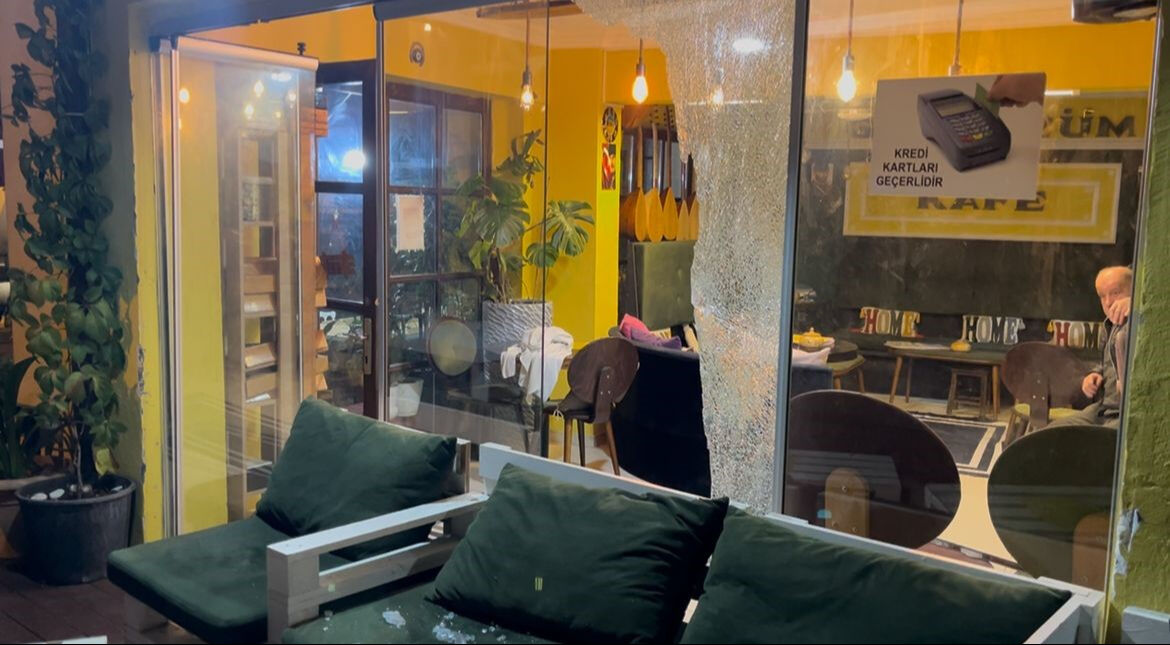Alkollü hali ile mekana alınmadı! Ortalığı savaş alanına çevirdi, 3 yaralı var Alkollü hali ile mekana alınmadı! Ortalığı savaş alanına çevirdi, 3 yaralı var - 1. Resim