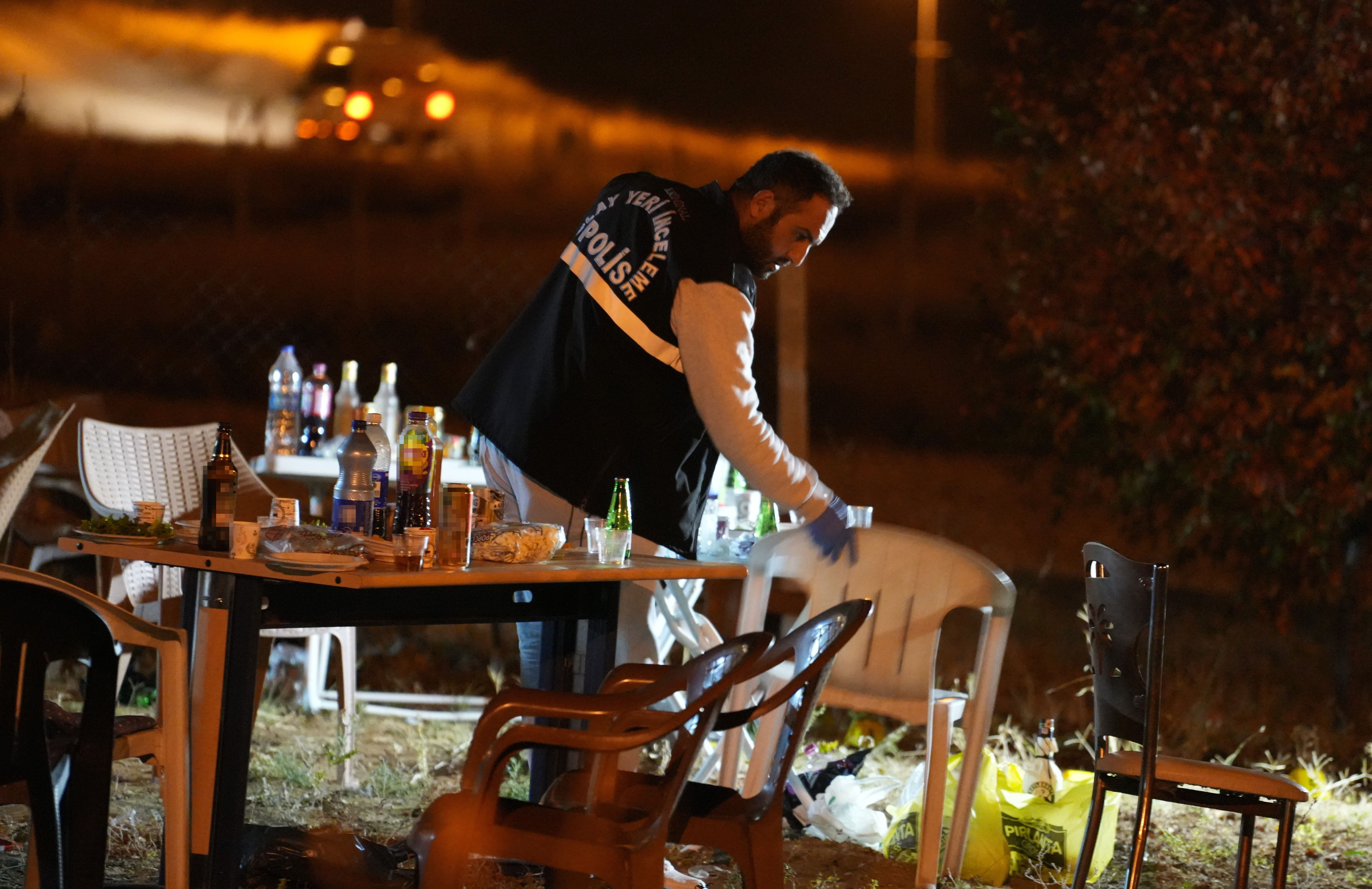 Bağ evindeki alkollü rezalete polis baskını! Çok sayıda gözaltı var Bağ evindeki alkollü rezalete polis baskını! Çok sayıda gözaltı var - 1. Resim