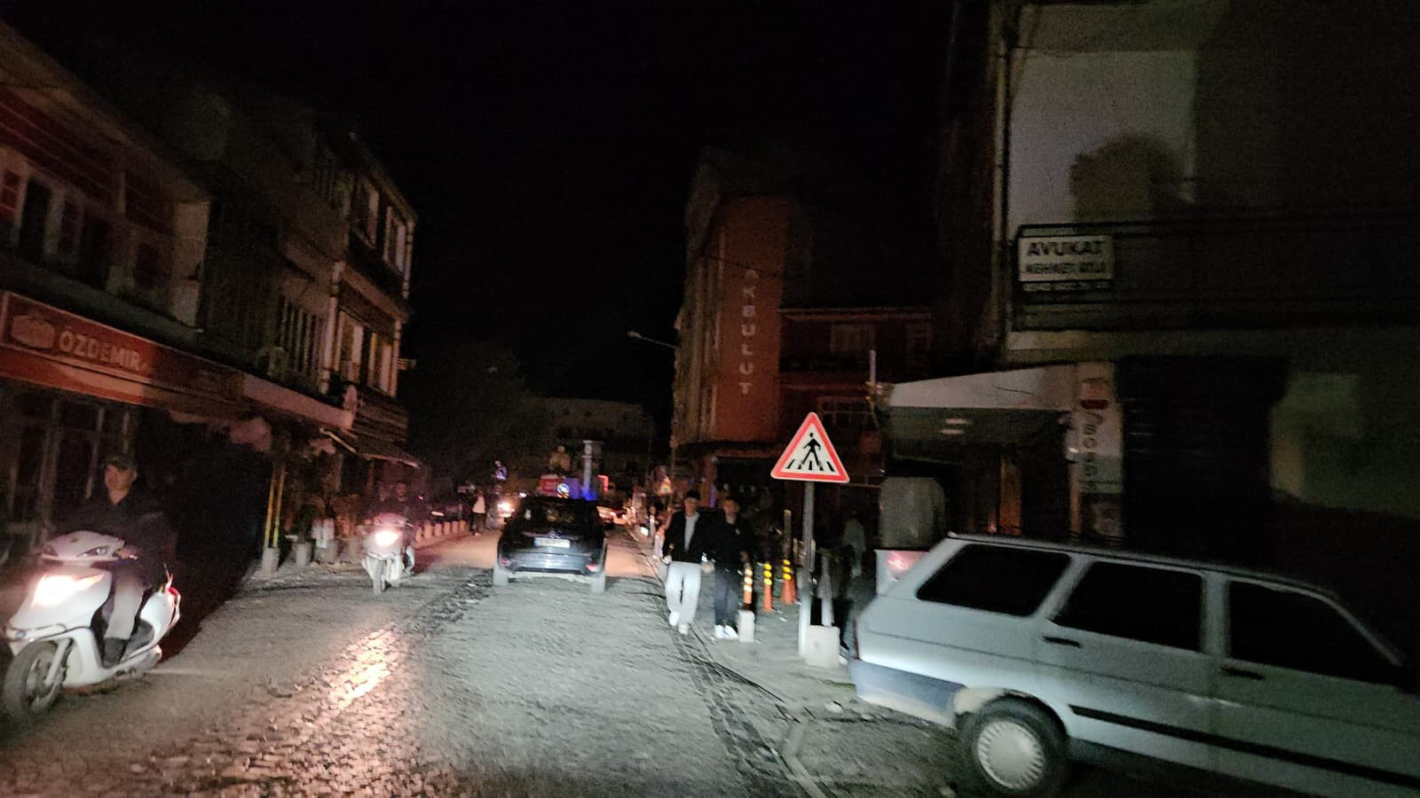 Balıkesir Sındırgı'da 6.1 büyüklüğünde deprem! İstanbul ve çevre illerde de hissedildi Balıkesir Sındırgı'da korkutan deprem! İstanbul ve çevre iller de sallandı - 1. Resim