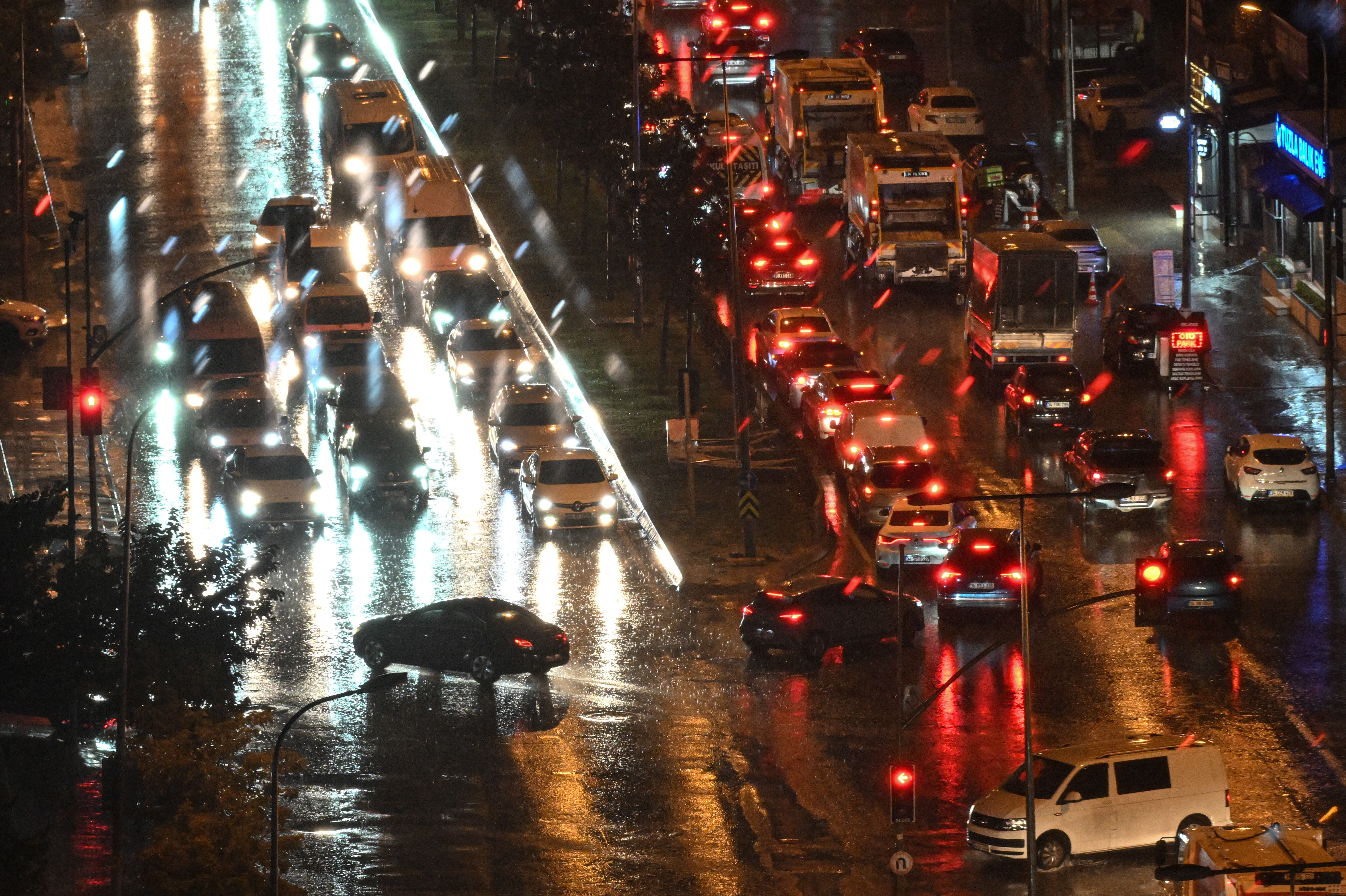 Beklenen yağmur geldi! İstanbul’da sağanak yağış başladı - 2. Resim