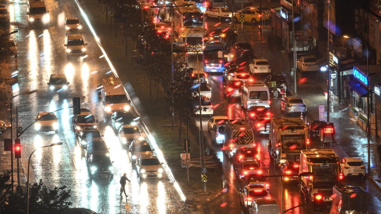 Beklenen yağmur geldi! İstanbul sağanak yağışa teslim oldu Beklenen yağmur geldi! İstanbul’da sağanak yağış başladı - 1. Resim